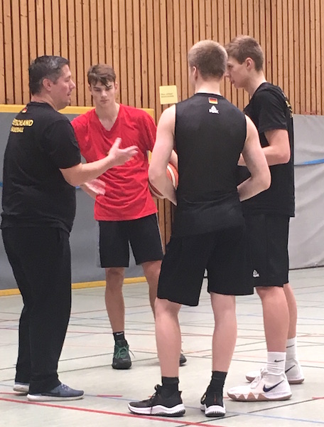 Nachwuchs-Bundestrainer Fabian Villemeter besucht Leistungsbasketball-Standort Münster