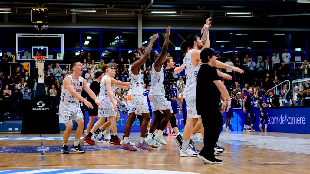 103:91-Gala gegen Crailsheim: Mitreißende Uni Baskets landen Sensationserfolg